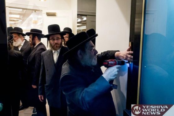 Photo Essay: Satmar Rebbe Affixes A Mezuzah At The Pardes ...