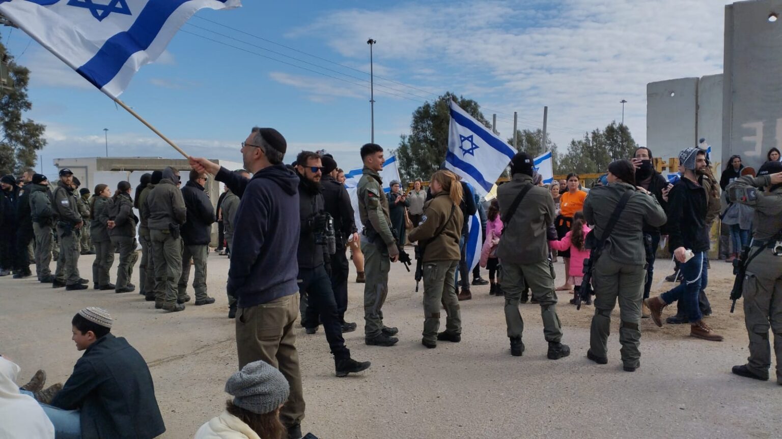 For 5th Day: Israeli Protesters Block Humanitarian Aid From Entering ...